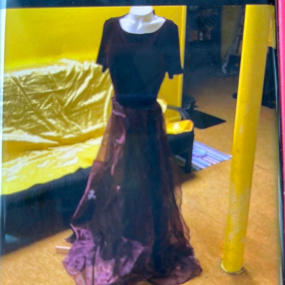 H.S. COLLECTION SHORT SLEEVE WOMEN BURGUNDY VELVET TULLE ZIP BACK COCKTAIL GOWN.